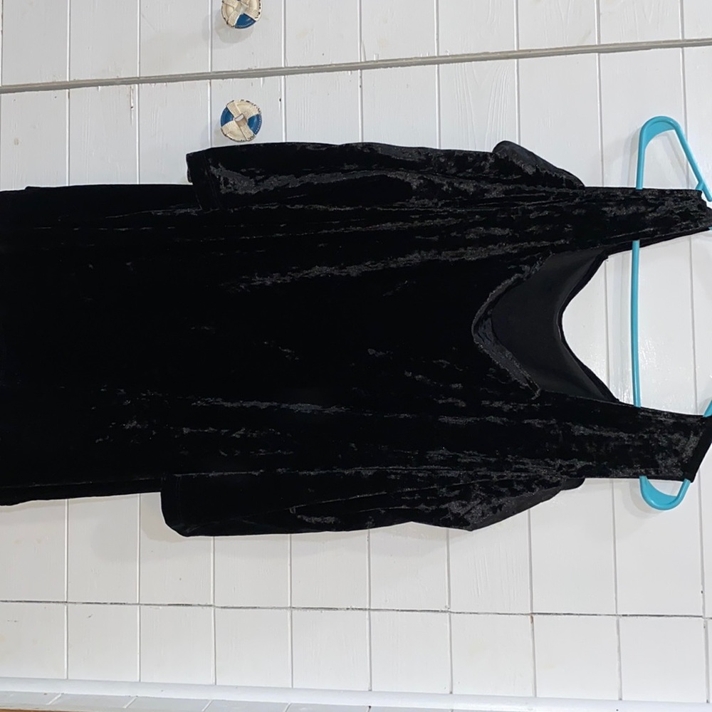 Catherine’s black velvet top, 3x